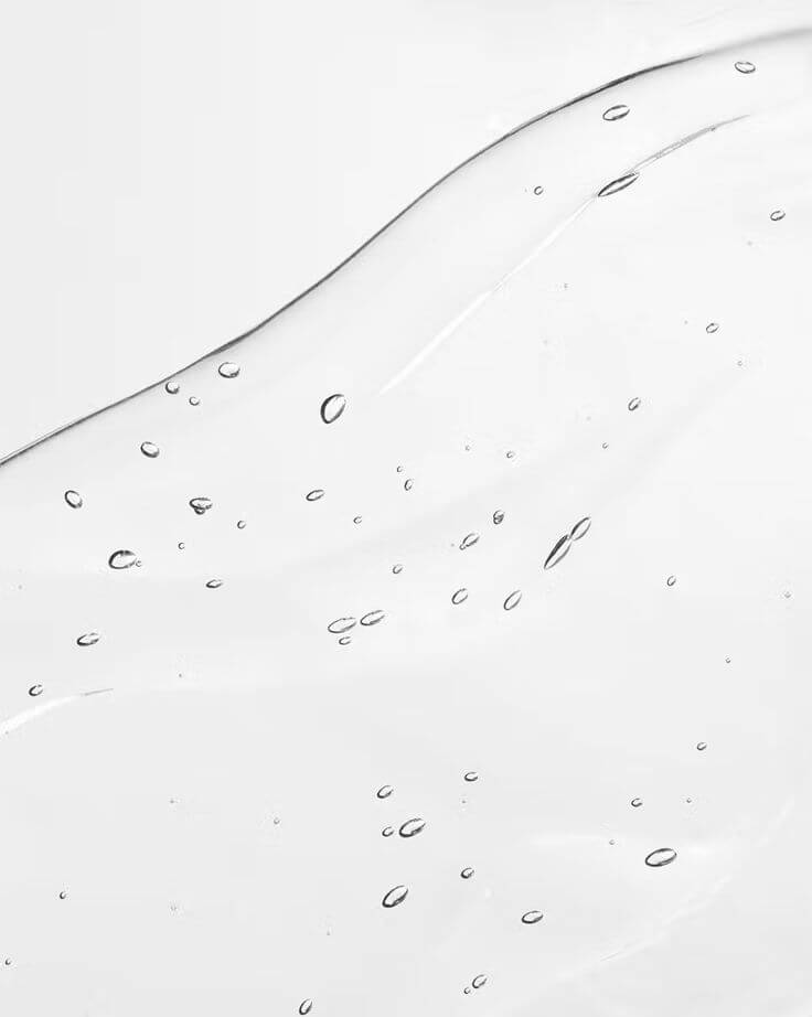 Clear gel texture with suspended hydration bubbles, illustrating the lightweight consistency of IMEAN’s peptide skincare formula.
